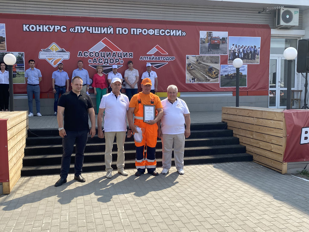 Лучший по профессии лучший машинист среднего автогрейдера 2023